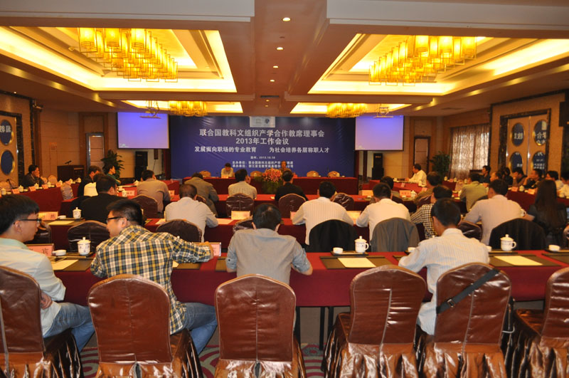 “发展面向职场的专业教育，为社会培养各层称职人才”
